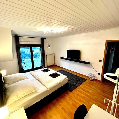 Praktisches Zimmer Im Grossen Haus Mit Garten Дюселдорф Екстериор снимка
