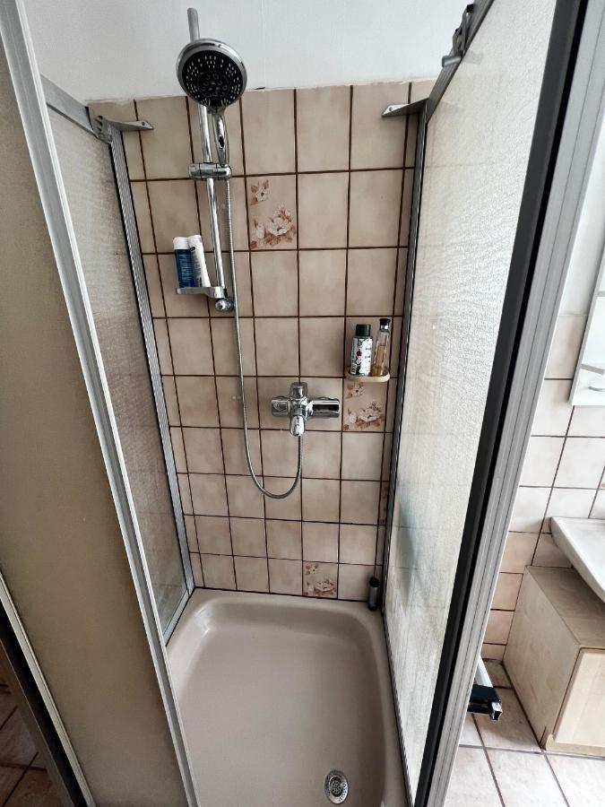 Praktisches Zimmer Im Grossen Haus Mit Garten Дюселдорф Екстериор снимка